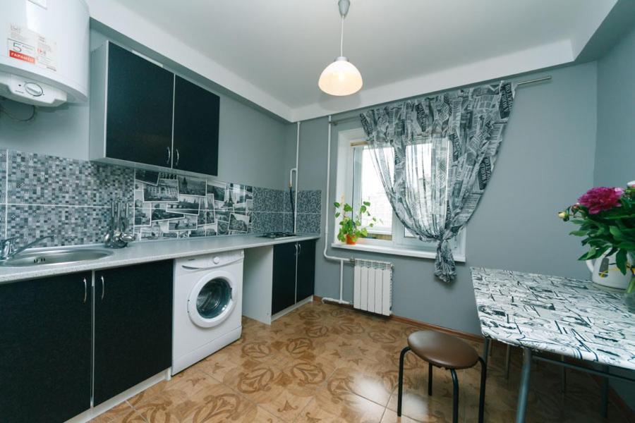 Apartment Near Dream Town Киев Екстериор снимка