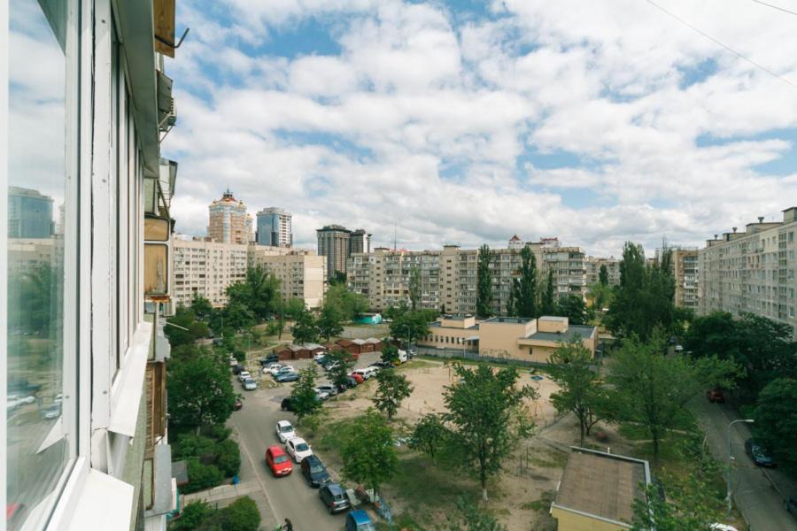Apartment Near Dream Town Киев Екстериор снимка
